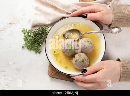 Canederli ou Knodel dans un bouillon à l'oignon vert, pâtes typiques ou boulettes pour les Alpes, Alto Adige, cuisine allemande, italienne, autrichienne. Fabriqué à partir d'un timbre rassis Banque D'Images