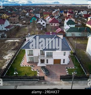 Vue aérienne du quartier résidentiel avec maisons modernes, maisons, bâtiments, résidences familiales, cour, route et voiture. Ville de banlieue avec maisons et bâtiments récemment construits. Banque D'Images