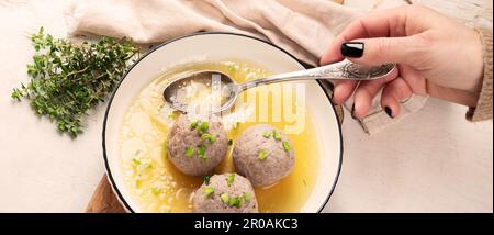 Canederli ou Knodel dans un bouillon à l'oignon vert, pâtes typiques ou boulettes pour les Alpes, Alto Adige, cuisine allemande, italienne, autrichienne. Fabriqué à partir d'un timbre rassis Banque D'Images