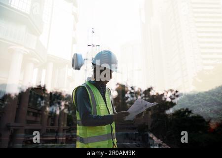Image en double exposition d'un ingénieur civil et d'un ouvrier de construction avec casque de sécurité et dessin de construction sur fond de construction surréaliste Banque D'Images
