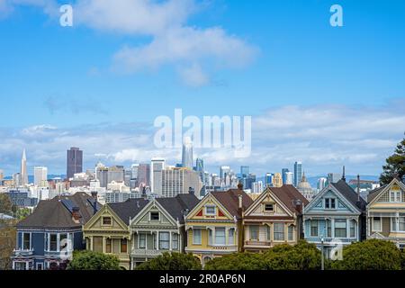 San Francisco avec les célèbres Painted Ladies et les gratte-ciel du centre-ville Banque D'Images