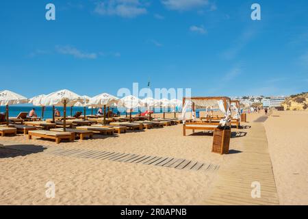 Albufeira, Portugal - 11 septembre 2017 : chaises longues et parasols en tissu sur la plage de sable de Praia de Albufeira Banque D'Images