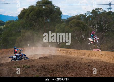 Des passionnés de moto qui font des courses sur un circuit de motocross dans la banlieue de Melbourne, en Australie Banque D'Images