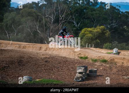 Des passionnés de moto qui font des courses sur un circuit de motocross dans la banlieue de Melbourne, en Australie Banque D'Images