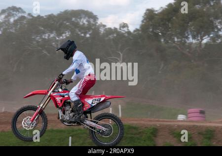 Des passionnés de moto qui font des courses sur un circuit de motocross dans la banlieue de Melbourne, en Australie Banque D'Images