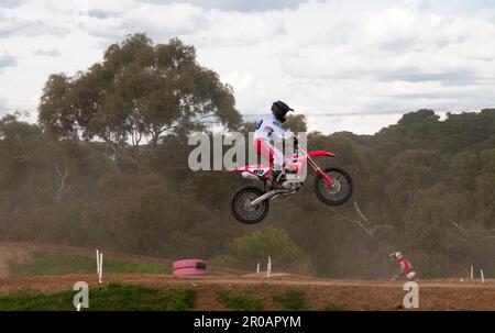 Des passionnés de moto qui font des courses sur un circuit de motocross dans la banlieue de Melbourne, en Australie Banque D'Images