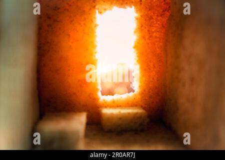 Croix crucifiée avec grotte ou tunnel c'est la tombe où son corps sans vie est placé. Le concept de la résurrection de Jésus dans le christianisme. Crucif Banque D'Images