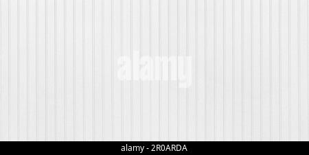 parement panoramique en métal blanc avec arrière-plan rayé Banque D'Images