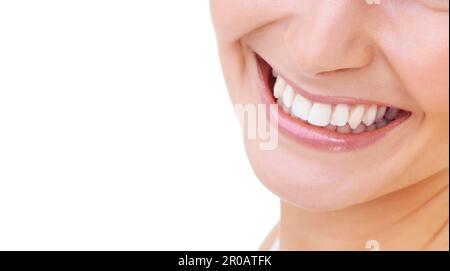 Sourire éclatant et magnifique. Gros plan sur un magnifique sourire des femmes. Banque D'Images