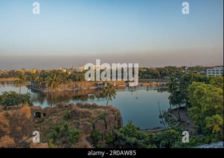 11 20 2013 le lac de Solapur Bhuikot Killa fort Solapur Maharashtra Inde Asie. Banque D'Images