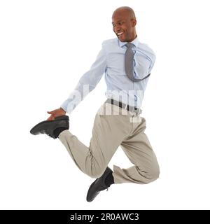 Sauter pour la joie. Un jeune homme afro-américain bondissant dans les airs avec joie. Banque D'Images