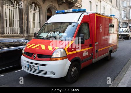 Bordeaux , Aquitaine France - 02 27 2023 : ambulance Van Side panneau rouge français renault Trafic secours d'urgence incendie de voiture victime Banque D'Images