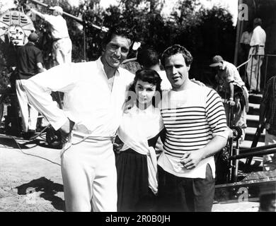 MICHAEL RENNIE JEAN SIMMONS et MARLON BRANDO sur place Candid avec Move Crew pendant le tournage de DESIREE / DÉSIRÉE 1954 réalisateur HENRY KOSTER livre Annemarie Selinko scénario Daniel Taradash musique Alex North costume design René Hubert et Charles le Maire producteur Julian Blaustein Fox du XXe siècle Banque D'Images