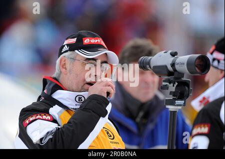 Uwe MÜSSIGGANG (Bundepassing Biathlon Frauen) Spicht in Funksprechgerät.Biathlon Welt Cup à Hochfilzen 13.12.2008. 10 km de Verfolgung der Frauen. Banque D'Images