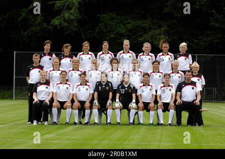 Teamfoto der Fußball Frauen Nationalmannschaft, Olympiakader für die Olympiischen Spiele in Peking 2008.oben von Liens: Patrizia Hell (Teammanagerin), Birgit Prinz, Annike Krahn, Nadine angerer, Ursula Holl, Linda Brésonik, Kerstin Garefrekes, Michael Fuchs (Torwarttrainer)Mitte von Links: Jan Heller(Zeugwart), Melanie Behringer, Saskia Bartusiak, Kerstin Stegemann, Celia Okoyino da Mbabi, Simone Laudehr, Ariane Hingst, Anja Mittag, Christint, Christiner Stegemann, Leverin, Peter (Aringin), Sulin, Peter (Aringin), Simone Laudehr, Aringin (Aringin, Aringin), Sälinierin, Säusin, Säusin, Säusserin, Säusserin Conny Pohlers Banque D'Images