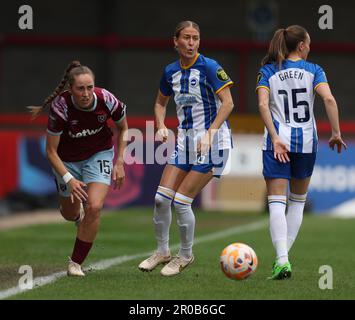 Crawley, Royaume-Uni. 7th mai 2023. Lucy Parker, de West Ham, et Emma Kullberg, de Brighton, lors du match Barclays Women's Super League entre Brighton & Hove Albion et West Ham United au Broadfield Stadium de Crawley. Credit: James Boardman / Alamy Live News Banque D'Images