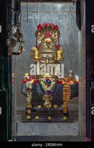 11 21 2013 principal Or Idol de Kudala Sangmeshwara Temple Solapur Maharashtra Inde Asie. Banque D'Images