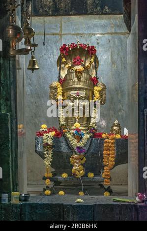 11 21 2013 principal Or Idol de Kudala Sangmeshwara Temple Solapur Maharashtra Inde Asie. Banque D'Images