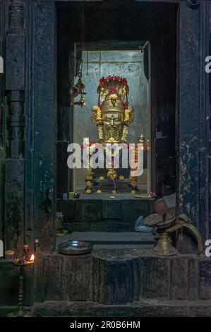 11 21 2013 principal Or Idol de Kudala Sangmeshwara Temple Solapur Maharashtra Inde Asie. Banque D'Images