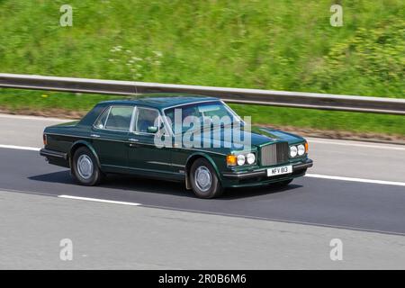 Années 1990 90 BENTLEY verte ; voyager à grande vitesse sur l'autoroute M6 UK Banque D'Images