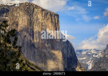 Vue panoramique sur la légendaire formation rocheuse d'El Capitan avec de la neige au sommet du parc national de Yosemite, chaîne de montagnes de la Sierra Nevada en Californie, États-Unis Banque D'Images