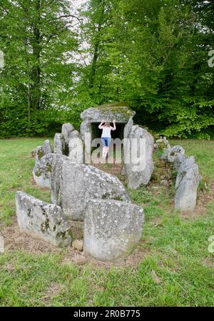 Une dame qui regarde les Mégaliths à Passais la conception, Domfront-en-Poiraie, Normandie, Nord-Ouest de la France, Europe Banque D'Images