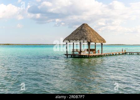 Cabana cabine de chaume sur la jetée en bois Lac Bacalar, Bacalar, Quintana Roo, péninsule du Yucatan, Mexique Banque D'Images