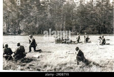 Photo B&W de la seconde Guerre mondiale des soldats allemands déploient des canons d'infanterie légère en France 1940 . Les hommes sont de la 2e division SS Das Reich Banque D'Images