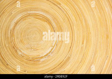 Vue de dessus d'une plaque en bambou en bois vide, texture circulaire avec espace de copie au format horizontal. Banque D'Images