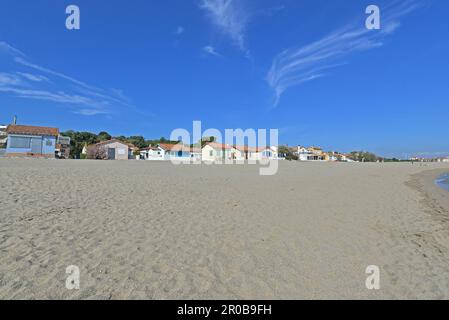 Paradis du bord de mer village de maisons de pêcheurs construites dans le sable, au bord de la Méditerranée, sous un ciel bleu Banque D'Images