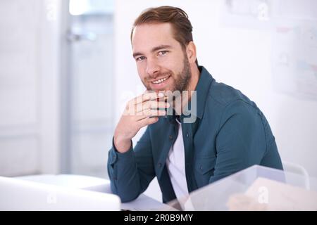 Il définit les tendances. Un beau jeune professionnel dans son bureau. Banque D'Images