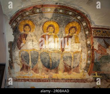 La fresque la plus précieuse représentant les trois personnes. La chapelle qui abrite l'image représente la Trinité et les scènes évangéliques.Vallepietra, Latium Banque D'Images