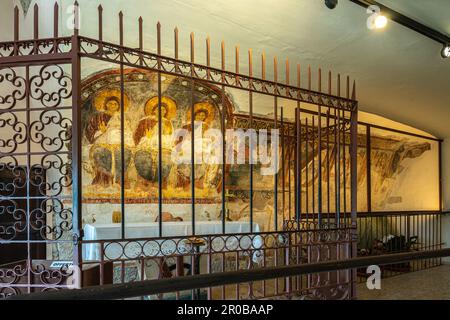 La fresque la plus précieuse représentant les trois personnes. La chapelle qui abrite l'image représente la Trinité et les scènes évangéliques.Vallepietra, Latium Banque D'Images