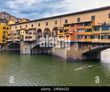 Le Ponte Vecchio, le vieux pont, sur la rivière Arno et les sculpteurs doubles. Florence, Toscane, Italie. Le centre historique de Florence est un ver de l'UNESCO Banque D'Images