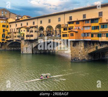 Le Ponte Vecchio, le vieux pont, sur la rivière Arno et les sculpteurs doubles. Florence, Toscane, Italie. Le centre historique de Florence est un ver de l'UNESCO Banque D'Images