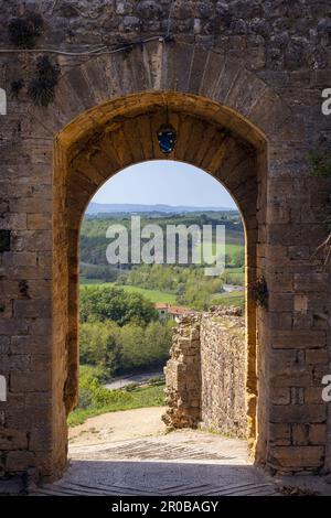 Monteriggioni, province de Sienne, Toscane, Italie. Une porte à travers les murs du 13th siècle. Banque D'Images