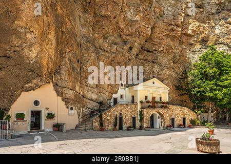 Le Sanctuaire de la Sainte Trinité à Vallepietra et le mur rocheux au-dessus. Vallepietra, Latium, Italie, Europe Banque D'Images