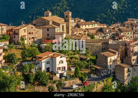 Jenne, une petite ville de montagne qui fait partie de la communauté de montagne Valle dell'Aniene. Les deux clochers de l'église de la Madonna delle Grazie. Banque D'Images