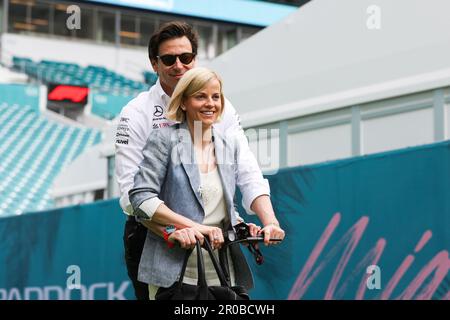 Susie Wolff (GBR, directrice générale F1 Academy), Toto Wolff (AUT, Mercedes-AMG Petronas F1 Team), Grand Prix de Miami F1 à l'aérodrome international de Miami sur 7 mai 2023 à Miami, États-Unis d'Amérique. (Photo par DEUX HAUTS) Banque D'Images