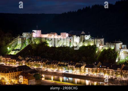 Château de Bouillon sur la Semois la nuit, Ardennes, Belgique Banque D'Images