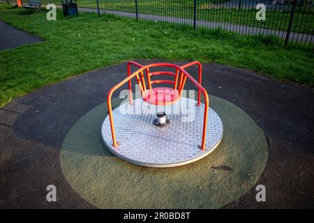 Aire de jeux rond-point. Court Road Play Area, Kingswood, Bristol, Royaume-Uni Banque D'Images