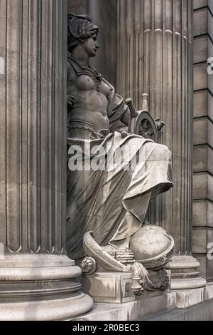 LONDRES, Royaume-Uni - 24 JANVIER 2009 : statue de Britannia comme navigateur sur Trinity House à Trinity Square, Tower Hill Banque D'Images