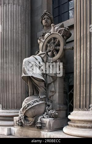 LONDRES, Royaume-Uni - 24 JANVIER 2009 : statue de Britannia comme navigateur sur Trinity House à Trinity Square, Tower Hill Banque D'Images
