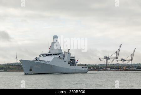 Port de Cork, Cork, Irlande. 08th mai 2023. Le bateau de patrouille navale néerlandais HNLMS Holland passe devant le terminal Container de Ringaskiddy, alors qu'il est en route pour une visite à Cork, en Irlande. - Crédit; David Creedon / Alamy Live News Banque D'Images