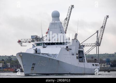 Port de Cork, Cork, Irlande. 08th mai 2023. Le bateau de patrouille navale néerlandais HNLMS Holland passe devant le terminal Container de Ringaskiddy, alors qu'il est en route pour une visite à Cork, en Irlande. -Credit; David Creedon / Alamy Live News Banque D'Images