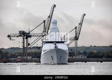 Port de Cork, Cork, Irlande. 08th mai 2023. Le bateau de patrouille navale néerlandais HNLMS Holland passe devant le terminal Container de Ringaskiddy, alors qu'il est en route pour une visite à Cork, en Irlande. -Credit; David Creedon / Alamy Live News Banque D'Images