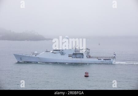 Port de Cork, Cork, Irlande. 08th mai 2023. Sous un voile de bateau de patrouille navale HNLMS Holland traversant le phare de roches point sur son chemin pour visiter Cork, en Irlande. -Credit; David Creedon / Alamy Live News Banque D'Images