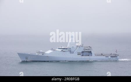 Port de Cork, Cork, Irlande. 08th mai 2023. Sous un manteau de bateau de patrouille de brouillard HNLMS Holland des pays-Bas vole vers Roches point comme elle fait son chemin pour visiter Cork, Irlande. - Crédit; David Creedon / Alamy Live News Banque D'Images