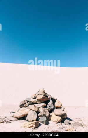 Un cliché vertical d'une pile de pierres et de dunes de Saujil sous le ciel clair à Catamarca, en Argentine. Banque D'Images
