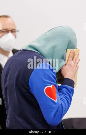 Nuremberg, Allemagne. 08th mai 2023. Un homme accusé de meurtre se trouve à côté de ses avocats dans la salle d'audience du Centre de justice pénale de la Cour régionale de Nuremberg-Fürth. L'homme de 34 ans aurait assassiné sa femme avec un couteau dans son appartement partagé à Fürth en septembre 2022. Ce faisant, l'accusation est convaincue que l'homme voulait empêcher sa femme de divulguer sa consommation de drogues et donc d'être poursuivi pour violation de sa probation. Credit: Daniel Karmann/dpa/Alay Live News Banque D'Images